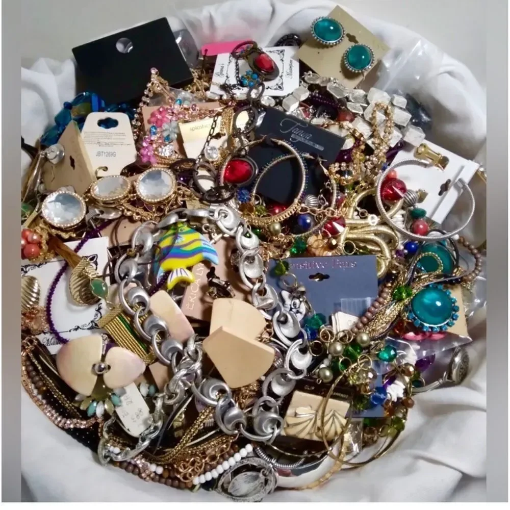 Huge 3 LB Vintage to Now Jewelry Lot- MYSTERY BOX Gold Silver Rhinestones - Picture 4 of 12